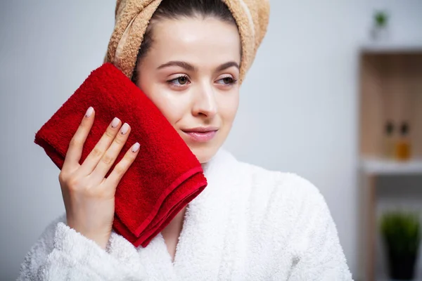 Carino donna pulisce l'asciugamano per il viso dopo aver preso una doccia — Foto Stock