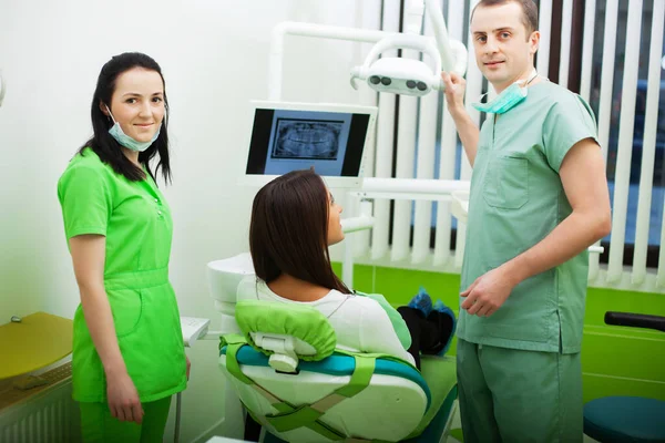 Menina bonita em uma recepção no consultório odontológico — Fotografia de Stock