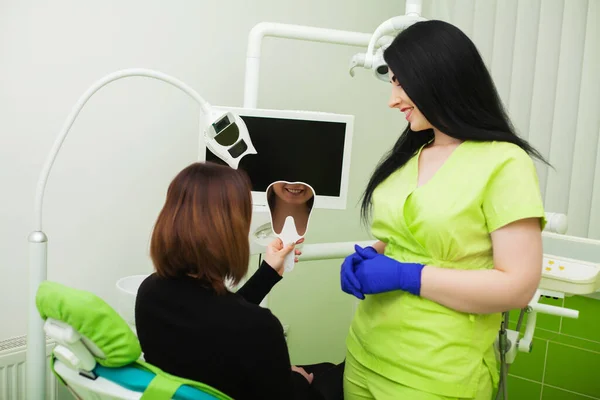 Söt ung flicka vid en mottagning på tandläkarmottagningen — Stockfoto