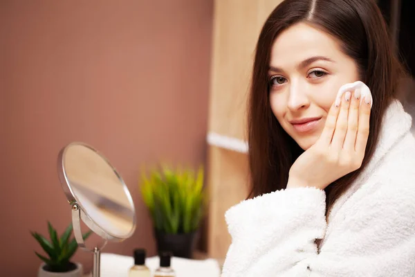 Nettes Mädchen wischt sich nach dem Duschen das Gesicht ab — Stockfoto