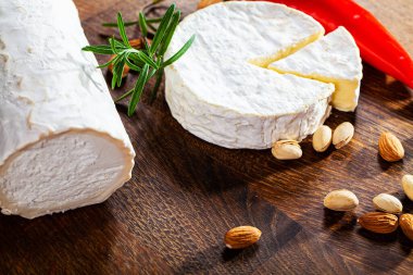 Ahşap zemin üzerinde peynir ya da peynir.