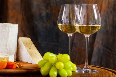 Ahşap zemin üzerinde peynir ya da peynir.