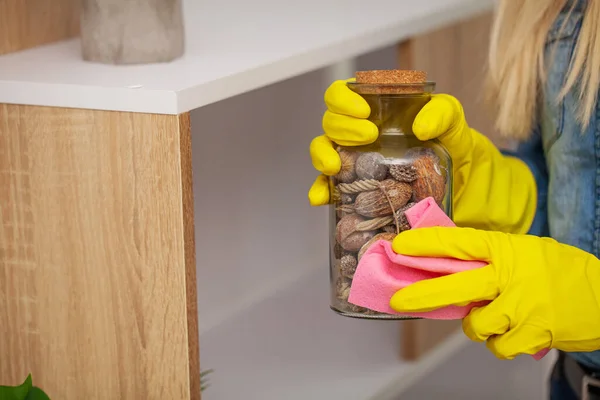 Sluiten van de werknemer hand vegen stof in het kantoor in gele handschoenen — Stockfoto