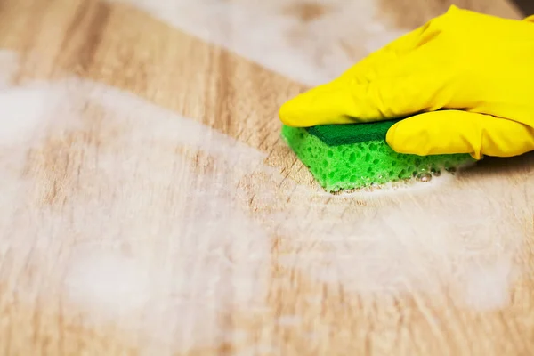 Primo piano della mano del lavoratore che pulisce la polvere in ufficio in guanti gialli — Foto Stock