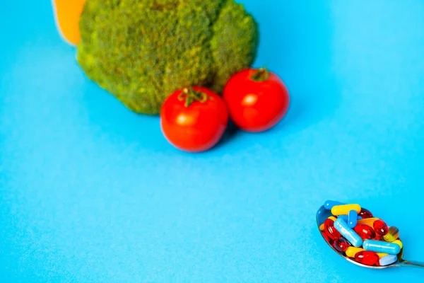体重减轻的概念，蓝色背景蔬菜. — 图库照片