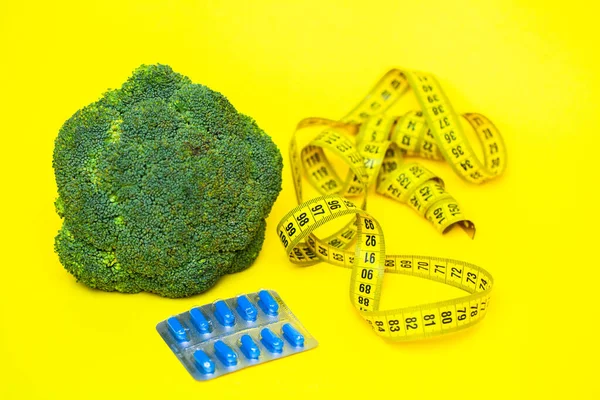 体重减轻的概念，带黄色背景的花椰菜. — 图库照片