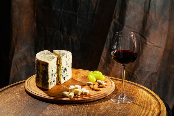 Gorgonzola piccante Італійський синій сир, виготовлений з коров'ячого молока. — стокове фото