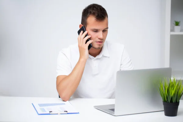 Homme d'affaires en chemise blanche travaille dans le bureau de l'entreprise sur un ordinateur portable — Photo