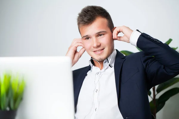 Solid affärsman som pratar i telefon med en klient på företagets kontor — Stockfoto