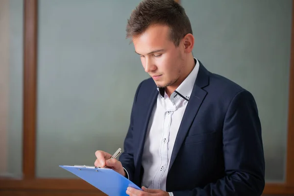 Homme d'affaires solide dans une veste travaille avec des documents dans le bureau de l'entreprise — Photo