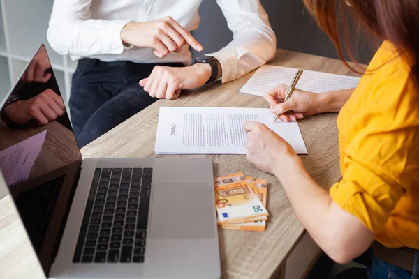 Civil servant receives a bribe for facilitating the signing of the contract — Stock Photo, Image