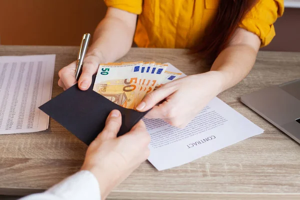 Civil servant receives a bribe for facilitating the signing of the contract — Stock Photo, Image