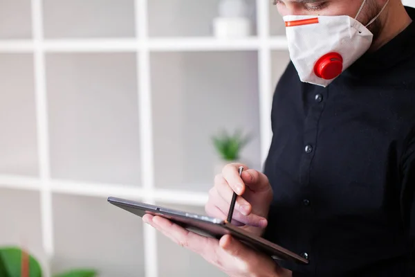 Masked man working on tablet at company office — Stock Photo, Image
