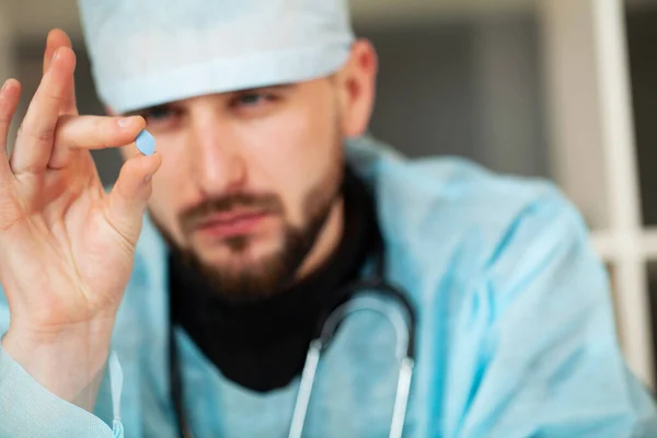 Doutor detém uma pílula para a saúde dos homens — Fotografia de Stock