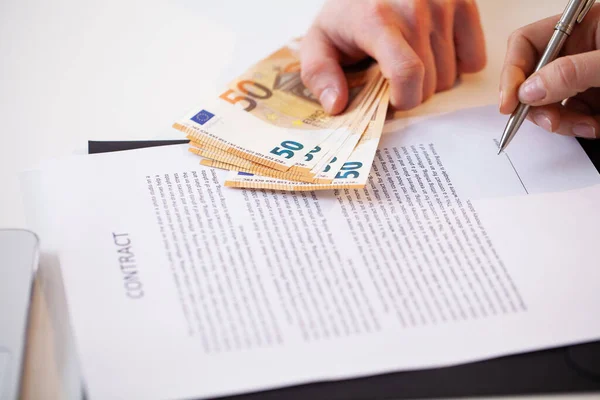 Civil servant receives a bribe for facilitating the signing of the contract — Stock Photo, Image