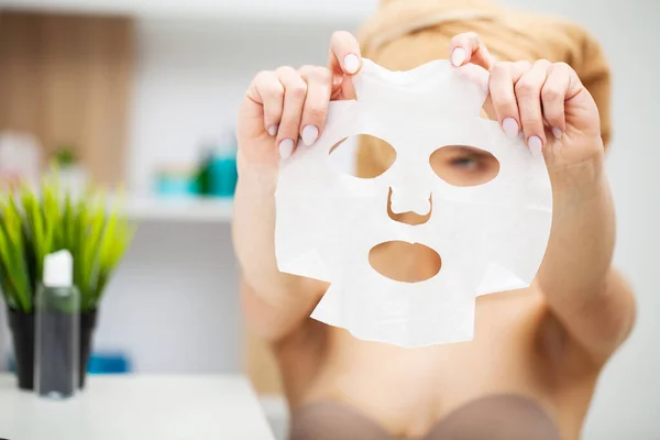 Gadis cantik memakai masker perawatan wajah di rumah — Stok Foto
