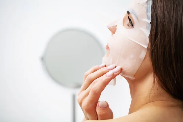 Gadis cantik memakai masker perawatan wajah di rumah — Stok Foto
