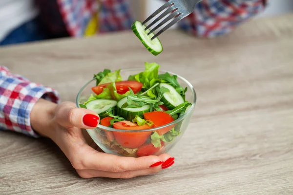 Kilo Vermek İçin Diyet Salata Yiyen Kadın — Stok fotoğraf