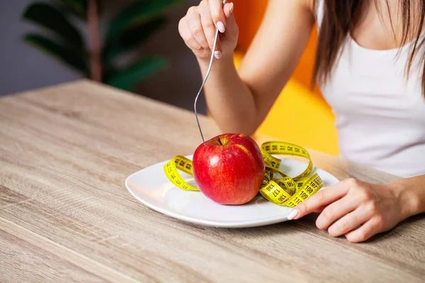 Женщина ест только свежие фрукты для потери веса — стоковое фото