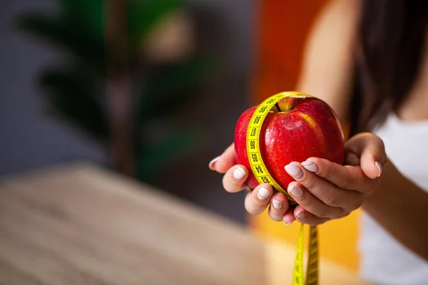 Frau isst nur frisches Obst zum Abnehmen — Stockfoto