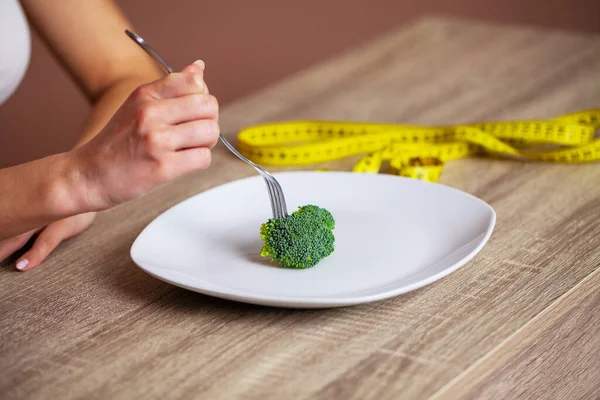 Dívka jíst dietní brokolice pro hubnutí — Stock fotografie