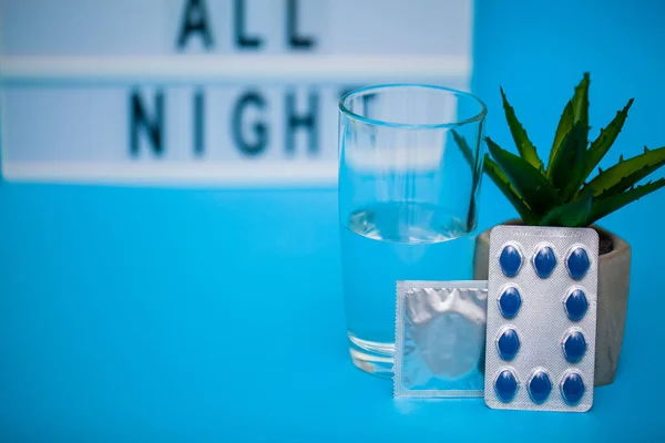 Tabletták a szexuális férfi egészségére, kék alapon — Stock Fotó