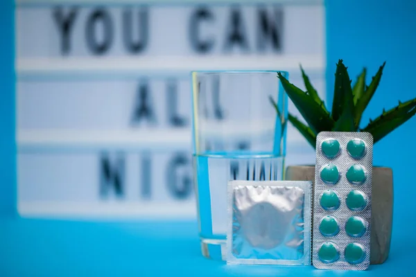 Tabletták a szexuális férfi egészségére, kék alapon — Stock Fotó