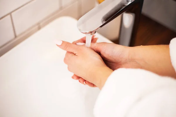 Жінка миє руки у світлій ванній — стокове фото