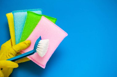 Mavi arka planda profesyonel temizlik ürünleri