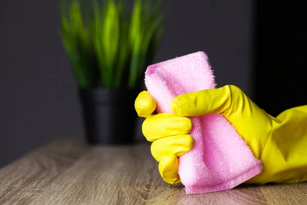 Primer plano del trabajador limpiando el polvo en la oficina con guantes amarillos — Foto de Stock