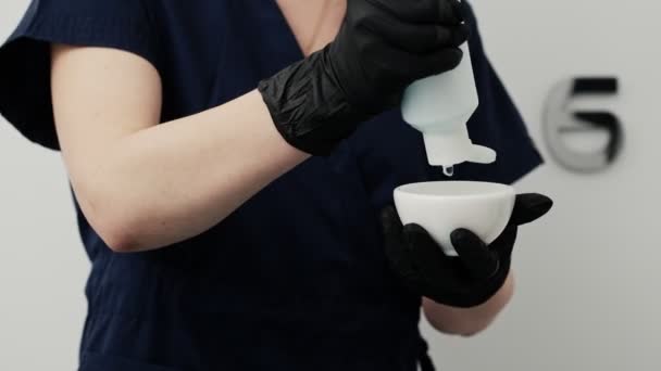Женщина вводит гель в пластине для лазерной эпиляции перед процедурой — стоковое видео