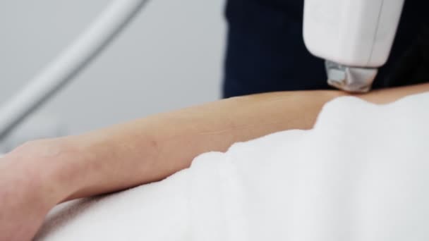 Mulher recebendo depilação a laser no salão de beleza — Vídeo de Stock