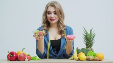 Kadın zararlı ve sağlıklı yiyecekler arasında seçim yapar..