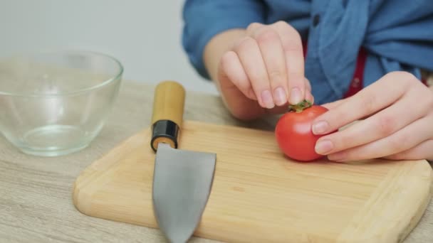 Närbild av kvinnliga skivor tomat för diet sallad. — Stockvideo