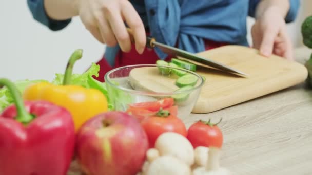Primer plano de rodajas de mujer pepino para ensalada de dieta . — Vídeos de Stock