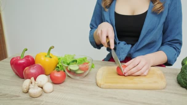Szoros kép a nő szeletek paradicsom diétás saláta. — Stock videók