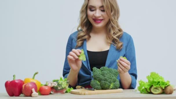 Retrato de uma jovem menina bonita que suporta a dieta . — Vídeo de Stock