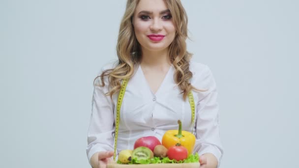 Nutricionista que sostiene frutas y verduras frescas para una dieta saludable . — Vídeos de Stock