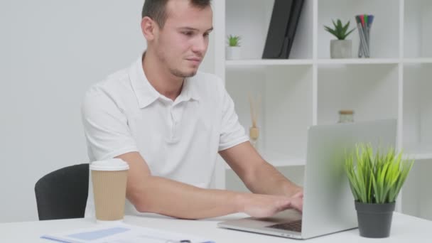 Stevige zakenman werkt met documenten in het kantoor van het bedrijf. — Stockvideo