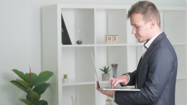 Homme d'affaires solide dans une veste travaille dans le bureau de l'entreprise . — Video