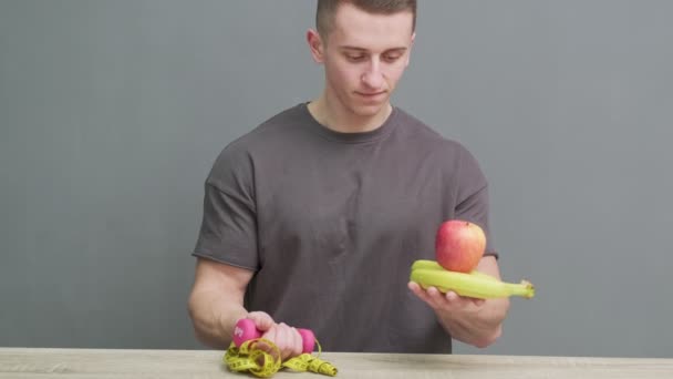 Homem atlético comendo cheio de alimentos proteicos para nutrição esportiva antes do treinamento . — Vídeo de Stock