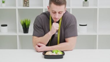 Sporcu adam antrenmandan önce protein besinleriyle dolu yiyecekler yiyor..