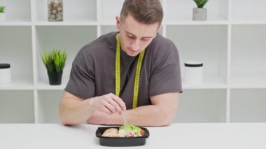 Sporcu adam antrenmandan önce protein besinleriyle dolu yiyecekler yiyor..
