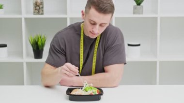 Sporcu adam antrenmandan önce protein besinleriyle dolu yiyecekler yiyor..