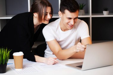 Sevgi dolu çift ofiste kendi işlerinde başarılı bir şekilde çalışıyor..