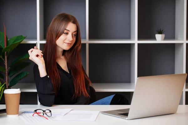 Lyckad affärskvinna som arbetar på kontoret vid datorn — Stockfoto