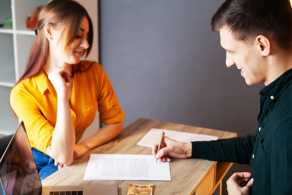 The employee offered a bribe for a favorable contract signing — Stock Photo, Image