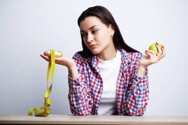 Kadın sağlıklı ve zararlı yemek arasında seçim yapar..