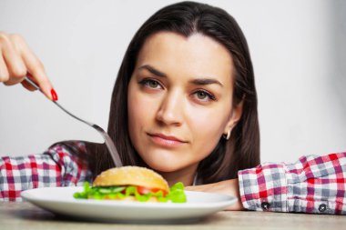 İyi bir kadın hamburger yemek istiyor. Zararlı.