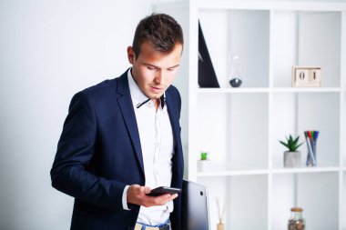 Ceketli sağlam bir işadamı şirkette çalışıyor..